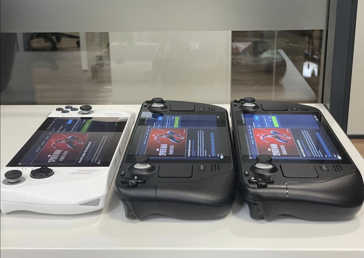 #DeckHD display surpasses #ROGALLY in brightness, angles, and sharpness. Colours &amp; vibrancy are on par, while the original #SteamDeck display falls short in all aspects. Check out the pictures: Ally (top), original (middle), DeckHD (bottom) ✨