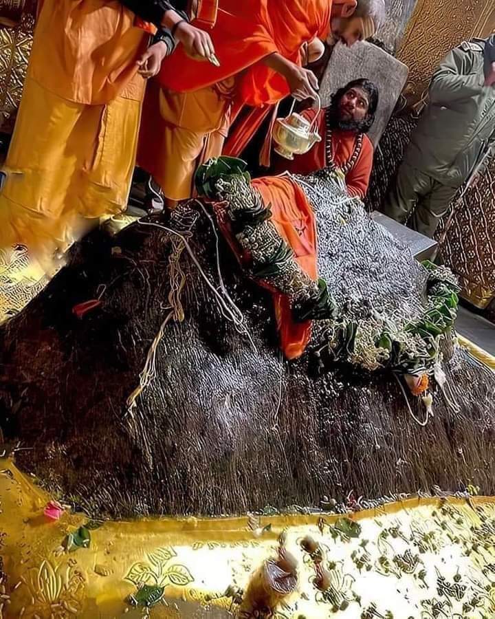 bundelkhandi_07's tweet photo. जय बाबा केदारनाथ 

🙏🏻🚩📿बाबा के गर्भगृह के दुर्लभ दर्शन।* https://t.co/yEednlP2dg