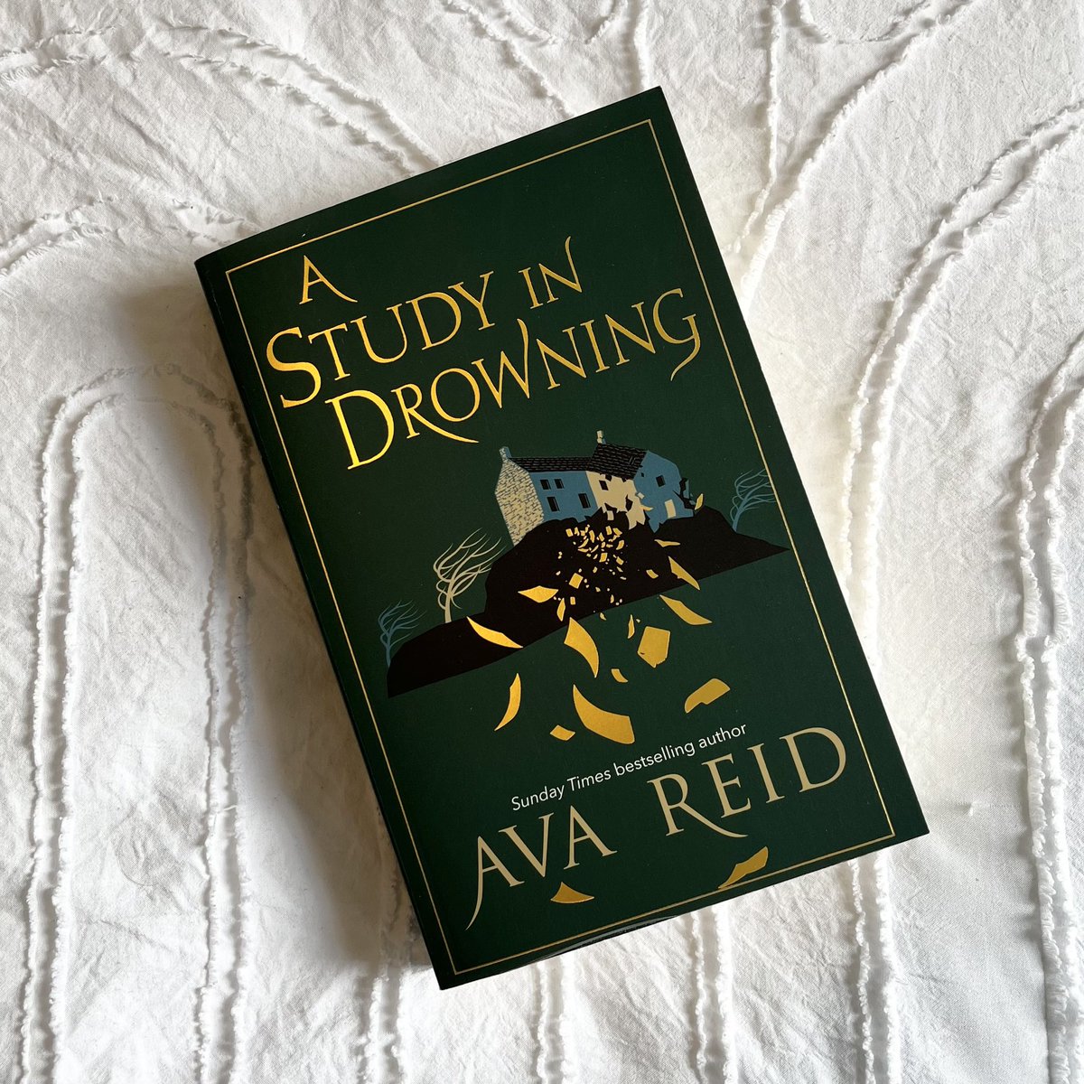 DeannasBookclub's tweet photo. I don’t know how I was lucky enough to receive an ARC copy of A Study in Drowning but I’m so glad I did! This is easily one of my favourite reads of the year, it’s such a perfect gothic fantasy romance! ✨
Publication date is September 19th!
#astudyindrowning @DelReyUK https://t.co/SNUpz0uiZW
