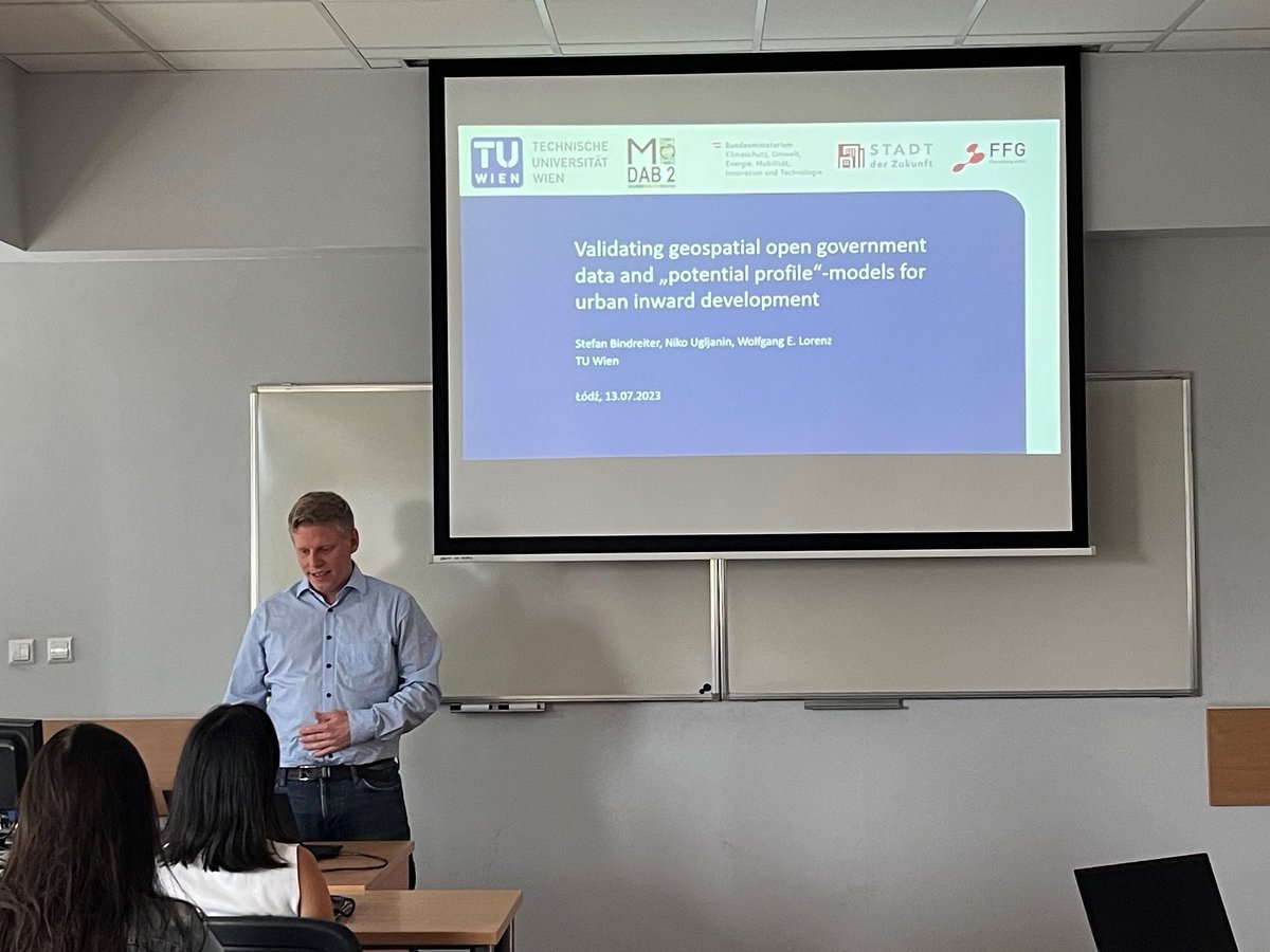 Day3 at #AESOP 2023 in #Lodz. Stefan is presenting about valdidating geospatial OGD for material-sensitive urban #inward_development in #Vienna within #MDAB2 project #circularcities