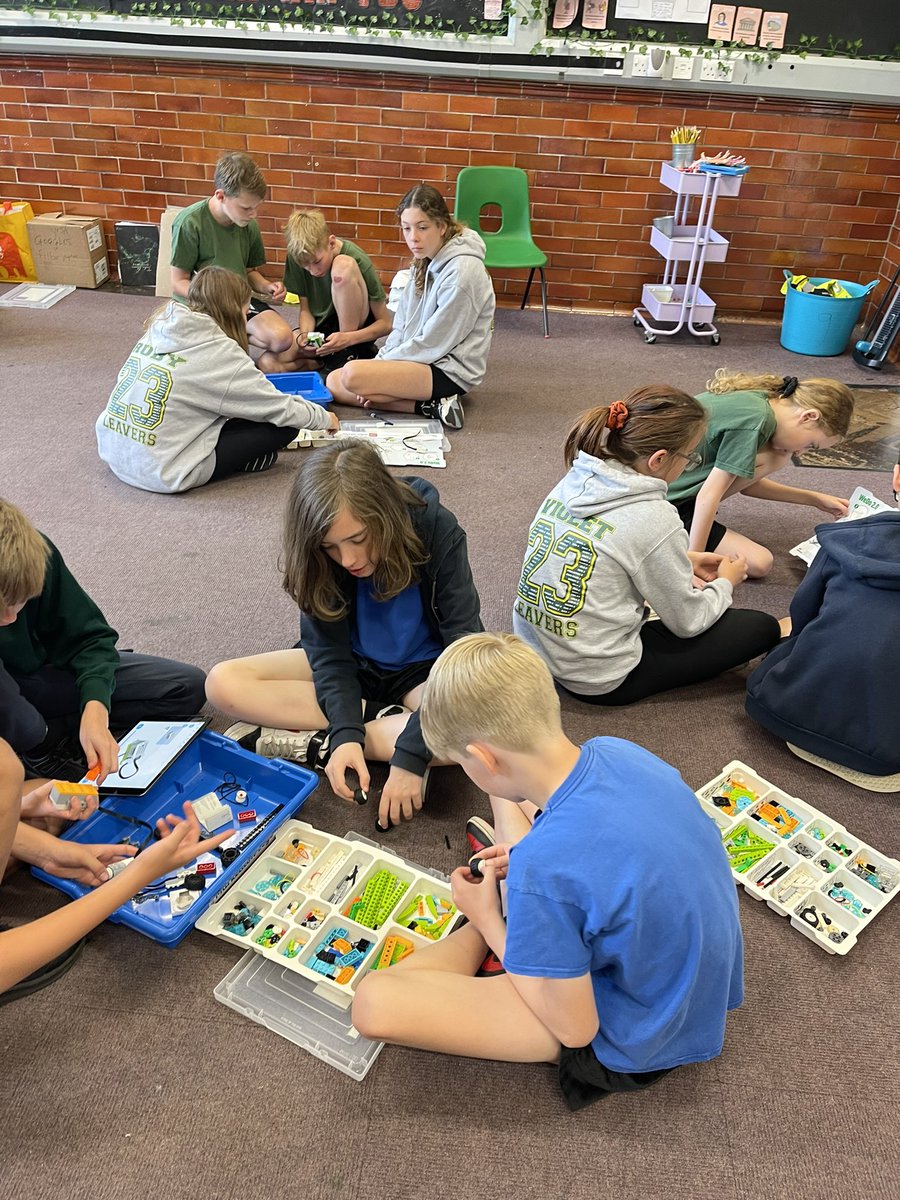 Year6Markeaton's tweet image. 🧠💪 Who wants to build science stuff out of Lego? We do! (Sorry, a very cheesy joke). We’re working in teams and using our Lego We.Do kits to assemble, code and debug algorithms! #MPSComputing #MPSDT #MPSScience