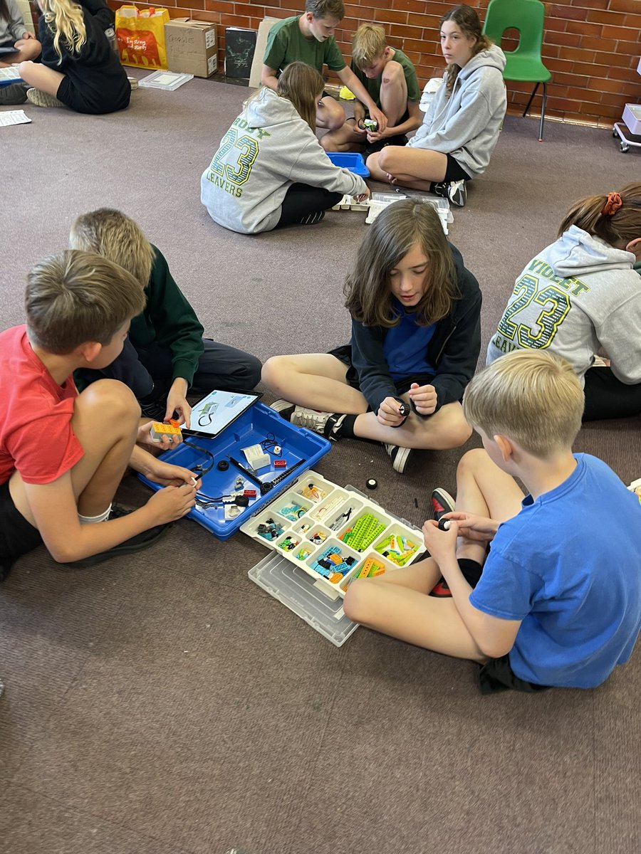 Year6Markeaton's tweet image. 🧠💪 Who wants to build science stuff out of Lego? We do! (Sorry, a very cheesy joke). We’re working in teams and using our Lego We.Do kits to assemble, code and debug algorithms! #MPSComputing #MPSDT #MPSScience