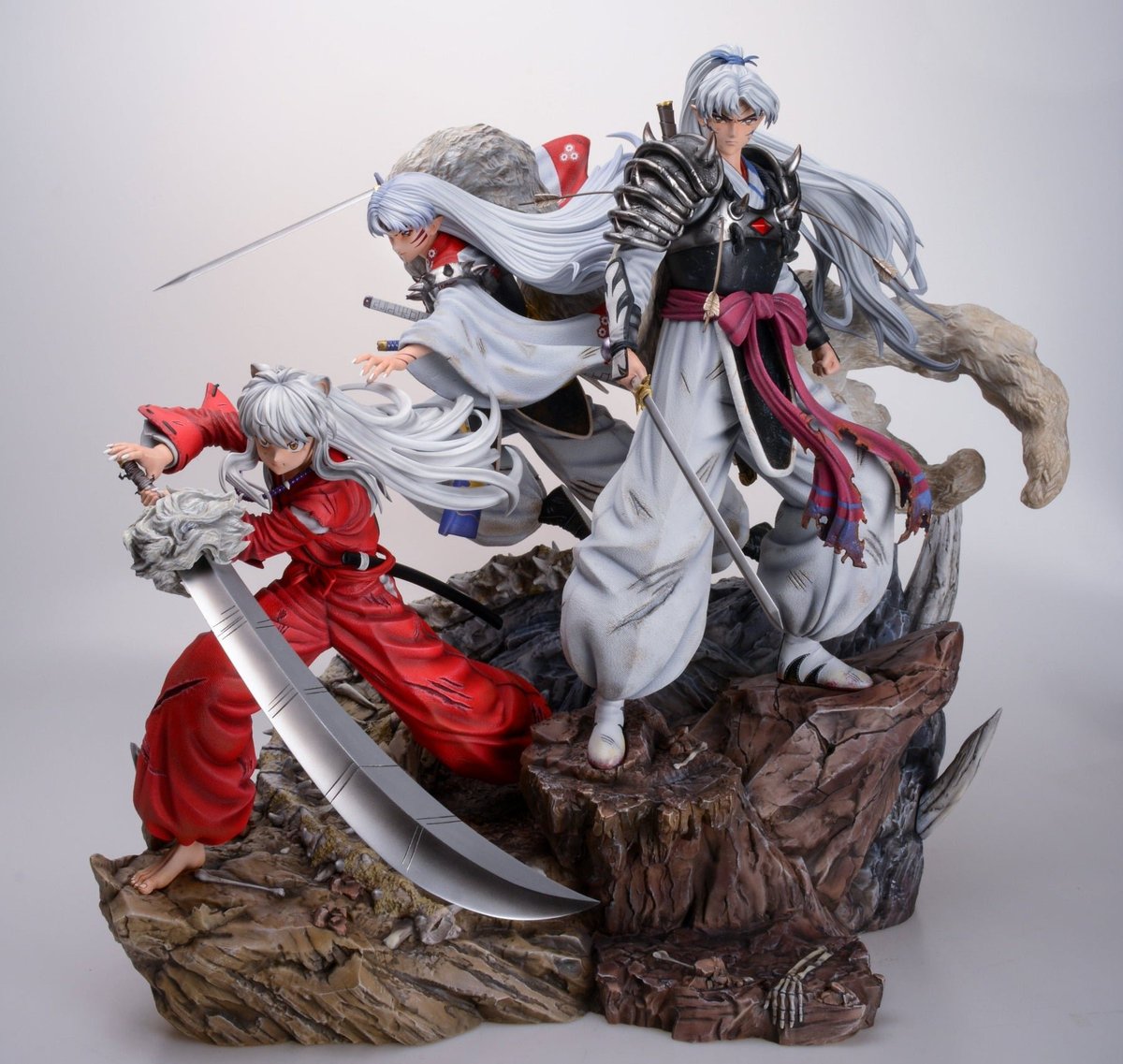 Rubymix26's tweet image. 夢の親子共闘は見たかったなぁ。
犬夜叉が持ってるのは鉄砕牙。
父上が持ってるのは叢雲牙。
そして一番謎なのが、殺生丸様が持ってるのが闘鬼神。（腰には爆砕牙あります）