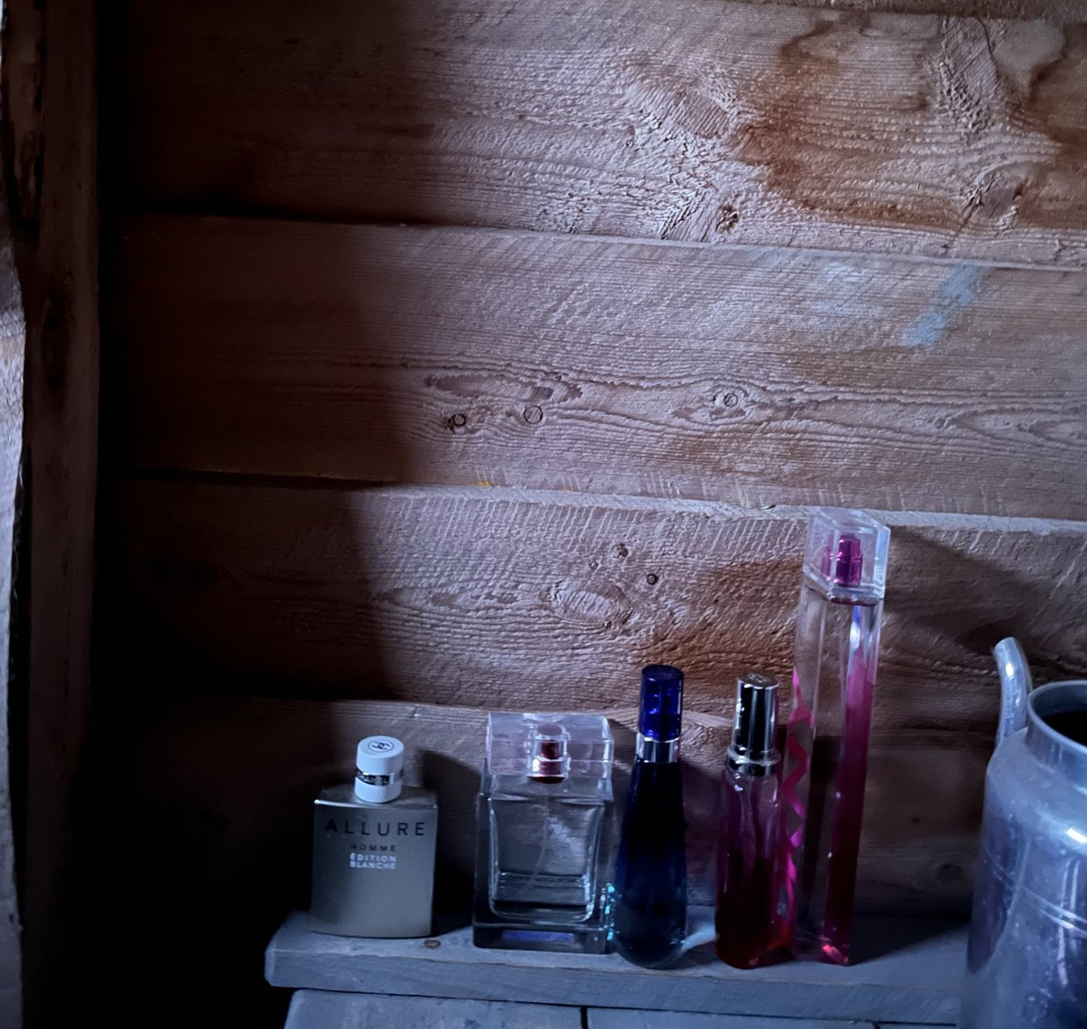 Mökin ulkohuussissa tuoksuu kuin pahaisesskin teinidiskossa. 😅 #kesäloma #heinäkuu