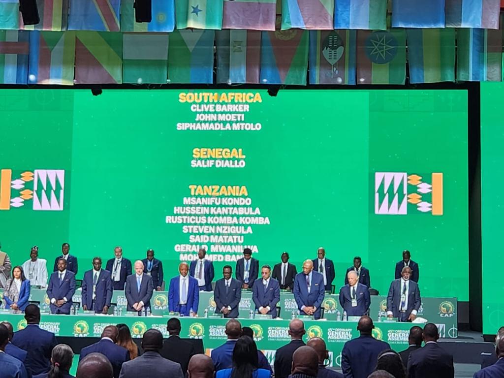 Notre confrère Mamadou Salif Diallo sur la liste des personnalités disparues. Elles ont eu droit à une minute de silence lors de la cérémonie d’ouverture de la 45eme Assemblée Générale de la CAN. Message de Abdoulaye Thiam Pdt AIPS Afrique
#cafonline
#senegal
#wasexo