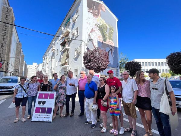 AEXCID_'s tweet photo. 🟩⬜️⬛️ El director en funciones de la AEXCID, José Ángel Calle, ha visitado hoy, junto al alcalde del @ayto_merida, Antonio Rodríguez Osuna, el octavo mural de #ActivArte realizado por Tamara Alves que promueve la #IgualdadDeGénero
@IgualdadJuntaEx @Junta_Ex @adrurex #Mérida https://t.co/dsbzykDHD4