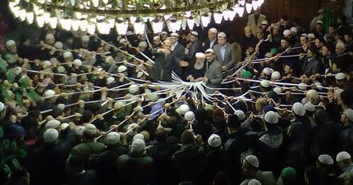RmznYaman10's tweet photo. GAVSIN İPİ KOPTU! 

Kim öldü?:

Gavs öldü!

Peki kimdir Gavs?:
Sağında duran kutub fizik âlemini, solunda duran kutup gayb âlemini, melakût âlemini yöneten zattır!
Gavs; yani kutbu’l-aktâb, Allah’ın fiziki boyutu, zamanın sahibi. Allah’ın, kendisinde tecelli ettiği kişidir!

Gavs!: Evrenin, etrafında döndüğü zat!

Gavs!: İmdat isteyenin imdadına yetişen zat!

Gavs!: Kendisinden habersiz, kedilerin fare bile yakalayamadığı zat!

Gavs!: Her ân her yerde hazır ve nazır olan zat!

Gavs!: Ölüleri dirilten, dirileri öldüren, kalplere müdahale eden, “ol” dediğinde olduran, “öl” dediğinde öldüren zat!

Gavs!: Öldüğünde kınından çıkmış kılıç gibi olan ve kâinat üzerindeki asıl tasarrufunu öldükten sonra ifâ eden zat!

Gavs!: Yaratma hariç Allah’ın bütün sıfatlarını kendinde toplayan zat!

Gavs!: Muhammet aleyhisselam ve diğer elçilerin mesajlarını kendi gölgesinde karanlığa boğduran; tükürüğünde kainatı yüzdüren, Allah’ın affetmeyeceklerini affetme, affettiklerini cehenneme yollamaya kadir zat!

Gavs!: Allah’ın oğlu, Allah’la aynı tözden, özden, cevherden, asıldan, maddeden (haşa) imal edilmiş zat!

Gavs!: Allah’ın akıl, irade, vicdan, sorumluluk yüklediği, ayrı ayrı yeteneklerle donatıp şerefli kıldığı insan kullarının tüm bu özelliklerini katledip aynileştiren, sürüleştiren, aptallaştıran; Allah’ın tek tek hesaba çekeceğini söylediği kullarını kütle haline getirip kendisine sermaye yapan zat!

Gavs!: Allah'ın astında, üstünde, yanında, yakınında kendisine ilahlık makamları verilen, Allah ile her daim istişare eden, Allah'a akıl veren, Allah'a itiraz eden, Allah'ın hükmüne ortak olabilen, Allah'la yarışa tutuşabilen, etten kemikten göründüğü halde, yiyip içtiği halde, zırcahil olduğu ve iki kelimeyi bir araya getiremediği halde, Allah'ın vekili olduğunu söyleyerek O'nun adına tövbeleri kabul eden zat!

"Depremleri kovma gücüne sahip olduğu" halde, "kasıtlı olarak" kovmayıp; bebekleri, çocukları, kadınları, ihtiyarları, gençleri enkazlar altında boğarak, yakarak, betonlar arasında presleyip, ağır işkencelerle katleden zat!

Gavs!: Kabri Kâbe olan, kabrinde diri olan, kabrinde cinsel ihtiyaçları karşılanan, bir türlü ölmeyen, ölemeyen, öldürülemeyen, Allah ile ayırt edilemeyen; ayırt edildiğinde tasavvuf dininin kâfiri olunup İslam dinine girmek gibi “büyük bir tehlike” barındıran zat!

İşte bir Gavs!: İslam dinine göre öldü: Fakat tasavvuf dinine göre ölmedi!
Şimdi Allah’tan aşırdığı vasıfları, sıfatları dolayısıyla hesap verecek…
“Getir bakalım kibrit kutularını!”,  “hadi yerleştir bakalım müritlerini cennete!” denilecek.
Hadi kisvenin, sarığının, sakalının, soyunun, sülalenin altında gizlediğin gerçek kimliğini göster!” denilecek!

Ve dünyadayken eteklerine tutunarak kurtulacağını zanneden müritleri, gavslarının eteklerinin ateş altığını gördüklerinde nereye tutunacaklarını şimdiden düşünmeye başlasınlar!
Zira gavs hazretleriyle karşılaştıklarında, onu tırnaklarını yanaklarına batırmış; pişmanlıktan, dehşetten, korkudan dışarı fırlamış gözleriyle karşılaşacaklar. Ve "benim kimseye birşey yaptırma gücüm yoktu: ben sadece çağırdım onlar da geldiler!" diye dövünürken bulacaklar!
Gavsa iman ediyorsanız gavs öldü ve kendi derdine düştü! Fakat Allah'a iman ediyorsanız, O ölümsüzdür. Öldüren de, yaşatan da, hesap soracak olan da yalnızca O'dur. 
Sizi kurtarmak adına atılan ip koptu! Zaten her kim Allah'ın ipinden başka bir ipe tutunursa kopması muhakkaktır. Her kim de Allah'ın ipine tutunmuşsa kopmaz bir ipe tutunmuştur.

Allah herşeyin en doğrusunu bilir. En yanlışını, en sahtesini, en yamuğunu, en zehirlisini, en cehennemini ise Allah adına tasarrufta bulunduğunu söyleyenler bilir!
Değerli insanlar: Artık aklınızı güzelce kullanın ve gavsın ipini bırakıp Allah'ın ipine sımsıkı yapışın. Zira gavsın ipi ân itibariyle kopmuştur!
Vesselam.

Ramazan Yaman