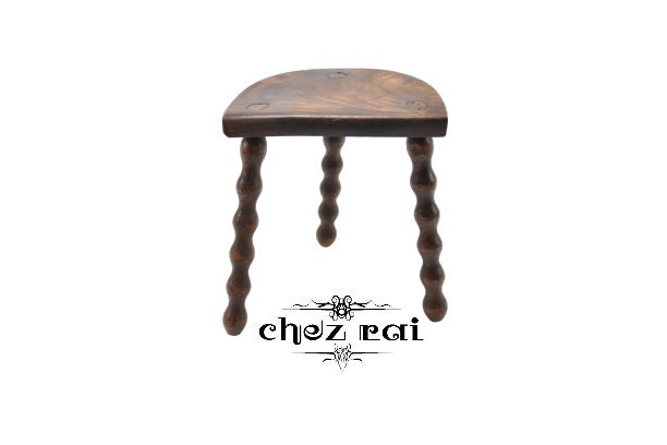 Chezrai1's tweet image. Excited to share the latest addition to my #etsy shop: Vintage French 13" Small Wooden Bobbin Three Legged D Stool Plant Stand Wood Farmhouse Cottage Small Table Display Milking Stool / Chez Rai etsy.me/3NKoF9I #frenchstool #dstool #bobbinstool #stool #astool #