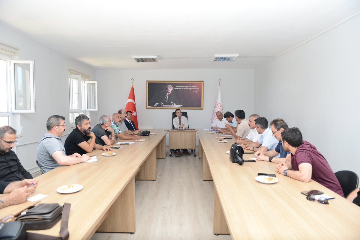 İlimizdeki Mesleki ve Teknik Anadolu Lisesi Müdürleri ile MESEM kapsamında ustalık ve telafi eğitimi ile ilgili istişare toplantısı gerçekleştirildi <a href="/tcmeb/">Millî Eğitim Bakanlığı</a> <a href="/Yusuf__Tekin/">Yusuf Tekin</a> <a href="/omertoraman25/">Ömer Toraman, Doç. Dr.</a> <a href="/mehmetyigitmem/">Mehmet YİĞİT</a>