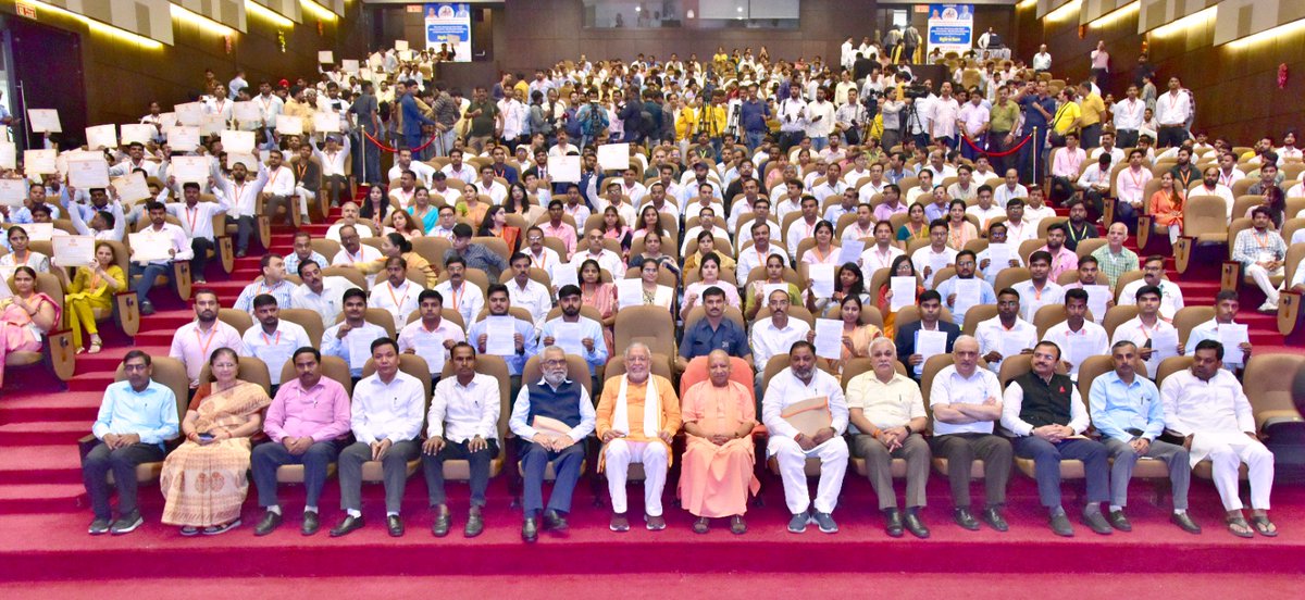 #UPCM <a href="/myogiadityanath/">Yogi Adityanath</a> ने आज जनपद लखनऊ में उत्तर प्रदेश लोक सेवा आयोग एवं उत्तर प्रदेश अधीनस्थ सेवा चयन आयोग द्वारा निष्पक्ष एवं पारदर्शी भर्ती प्रक्रिया के अंतर्गत चयनित 199 समीक्षा अधिकारी/सहायक समीक्षा अधिकारी (सचिवालय प्रशासन विभाग), 183 कनिष्ठ सहायक (परिवहन विभाग) एवं 128