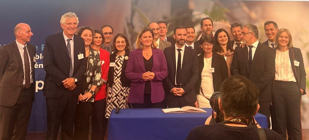 Madame la ministre <a href="/oliviagregoire/">Olivia Gregoire</a> assiste à la signature de la charte d'engagement dans l'Alliance Pacte PME, aux côtés des grands groupes engagés !