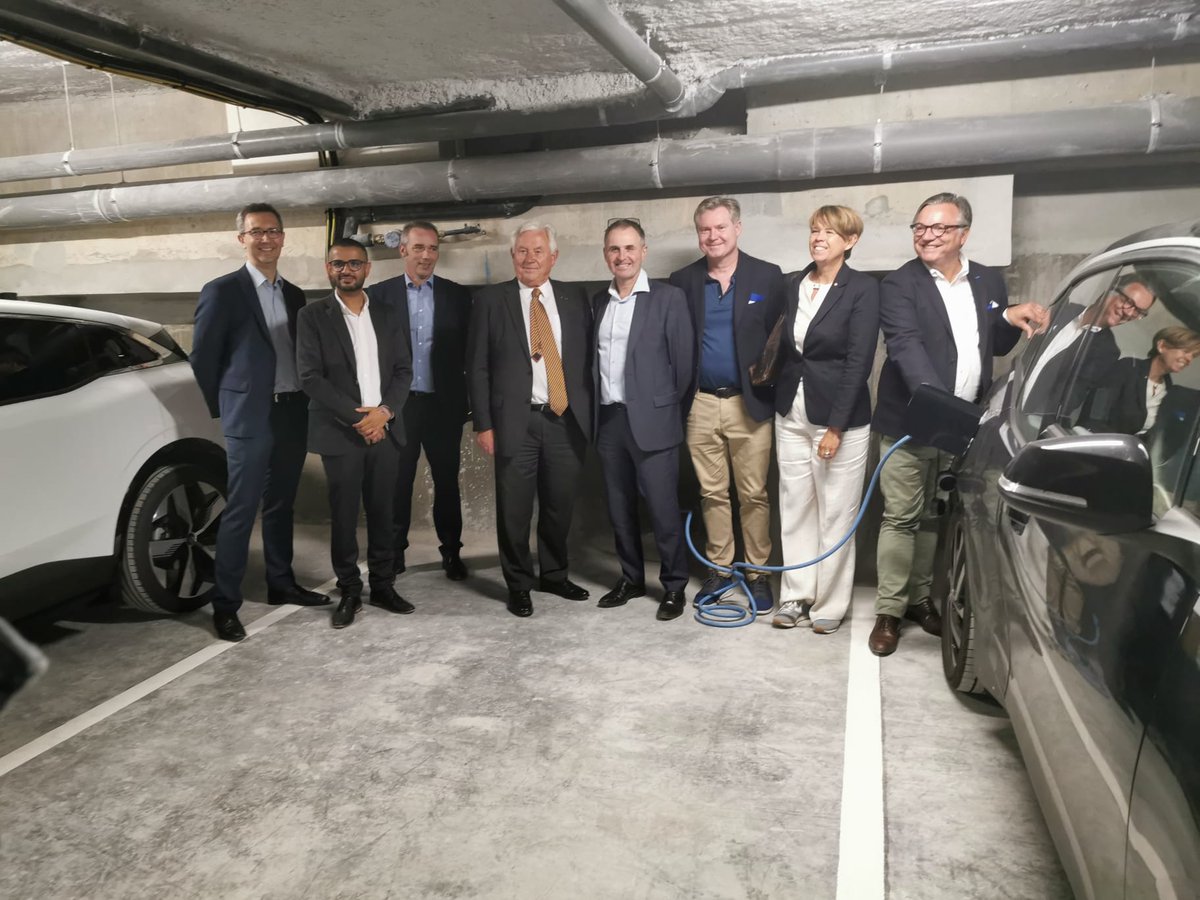 enedis_hdf's tweet image. A #Tourcoing, @enedis inaugure avec @CDC_Habitat l&apos;arrivée d&apos;infrastructures de recharge pour #véhicules électriques dans le nouveau logement de Quadrilatère des Piscines. Le réseau ⚡est installé dans le parking grâce à la solution publique d&apos;Enedis, le réseau électrique auto 🚙