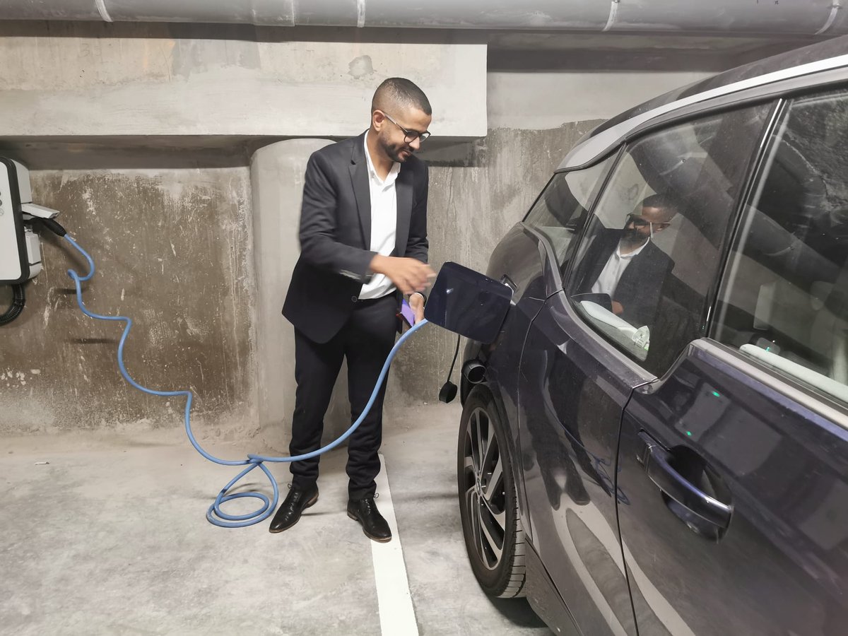enedis_hdf's tweet image. A #Tourcoing, @enedis inaugure avec @CDC_Habitat l&apos;arrivée d&apos;infrastructures de recharge pour #véhicules électriques dans le nouveau logement de Quadrilatère des Piscines. Le réseau ⚡est installé dans le parking grâce à la solution publique d&apos;Enedis, le réseau électrique auto 🚙