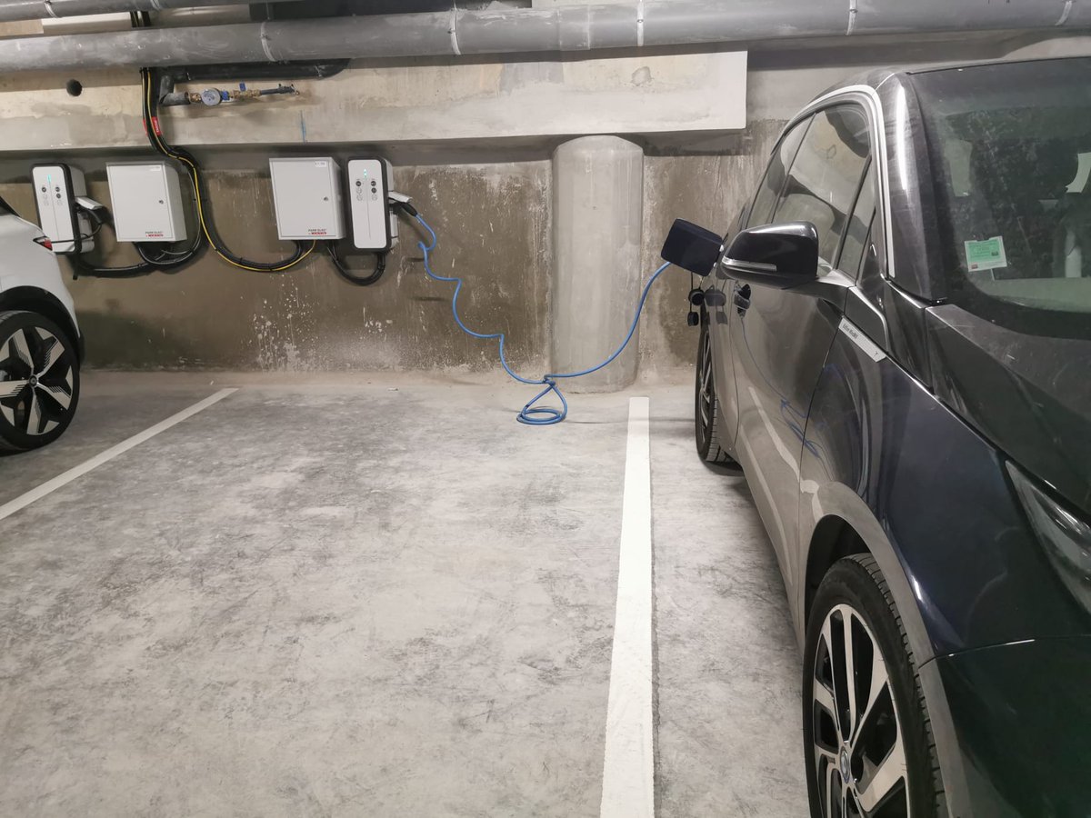 enedis_hdf's tweet image. A #Tourcoing, @enedis inaugure avec @CDC_Habitat l&apos;arrivée d&apos;infrastructures de recharge pour #véhicules électriques dans le nouveau logement de Quadrilatère des Piscines. Le réseau ⚡est installé dans le parking grâce à la solution publique d&apos;Enedis, le réseau électrique auto 🚙