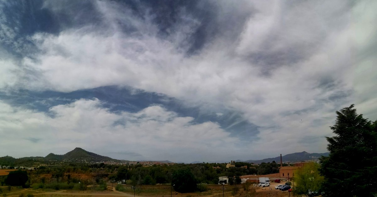 meteoecovisual's tweet photo. #cirros #espisatus ayer al mediodía desde #santboi
#santboidellobregat
#BaixLlobregat
#meteofoto
#fotometeo
#cielos #cielo #nube #nubes #meteo #meteorología
#observadormeteorologico https://t.co/A978yNb9uy
