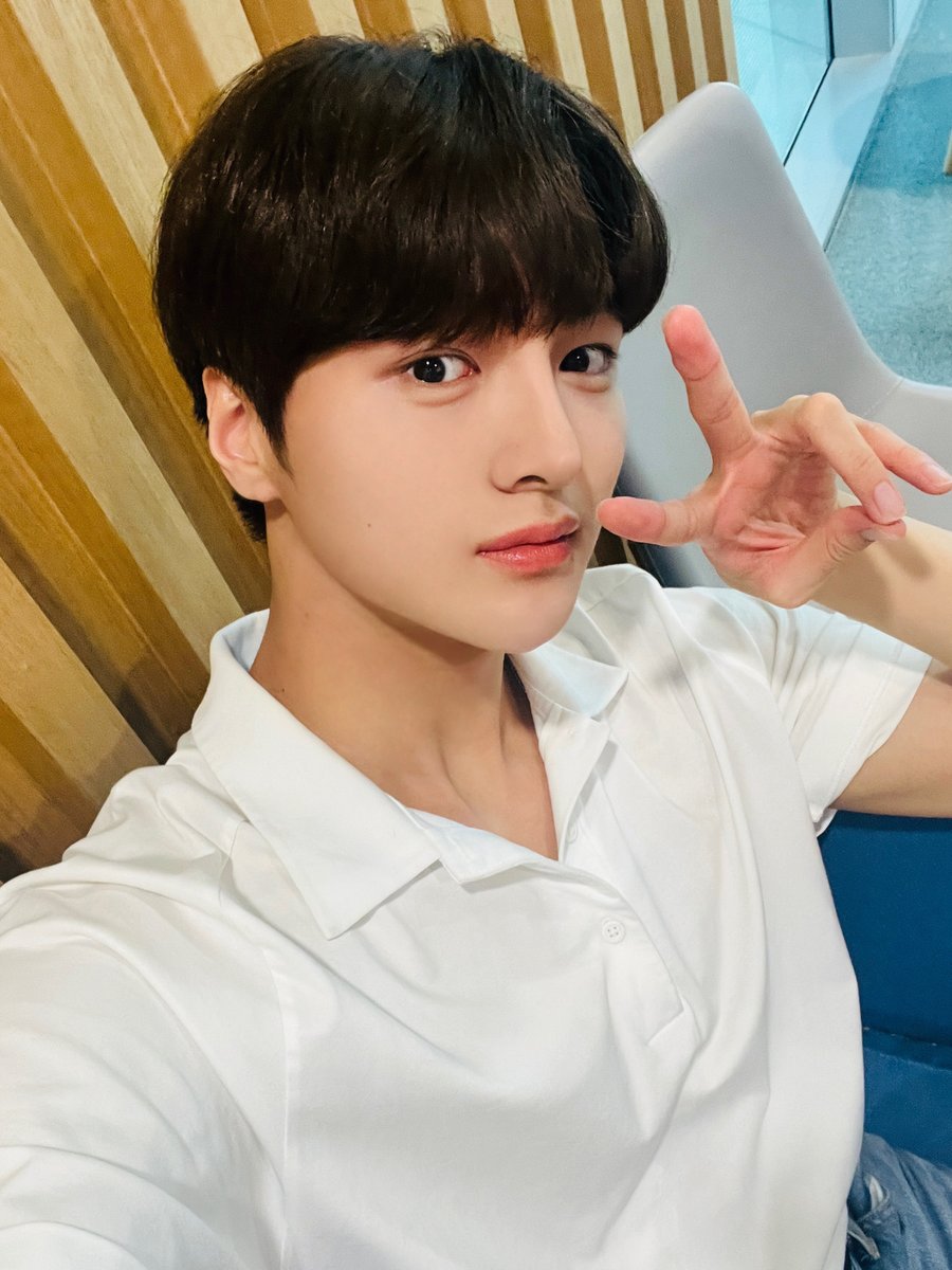 DRIPPIN's tweet photo. [📺] #DRP_ON

잠시 후 8:30 PM SBS 파워FM #권은비의영스트리트
#차준호 가 출연합니다.

아녀하세요 드리밍 DJ차차이미다
네 영스트리트 금방 준비해드리게습니다

나나나나나 나 나나나나 나나 🐶🎧
 
#DRIPPIN #드리핀 https://t.co/GZPfWidHGb