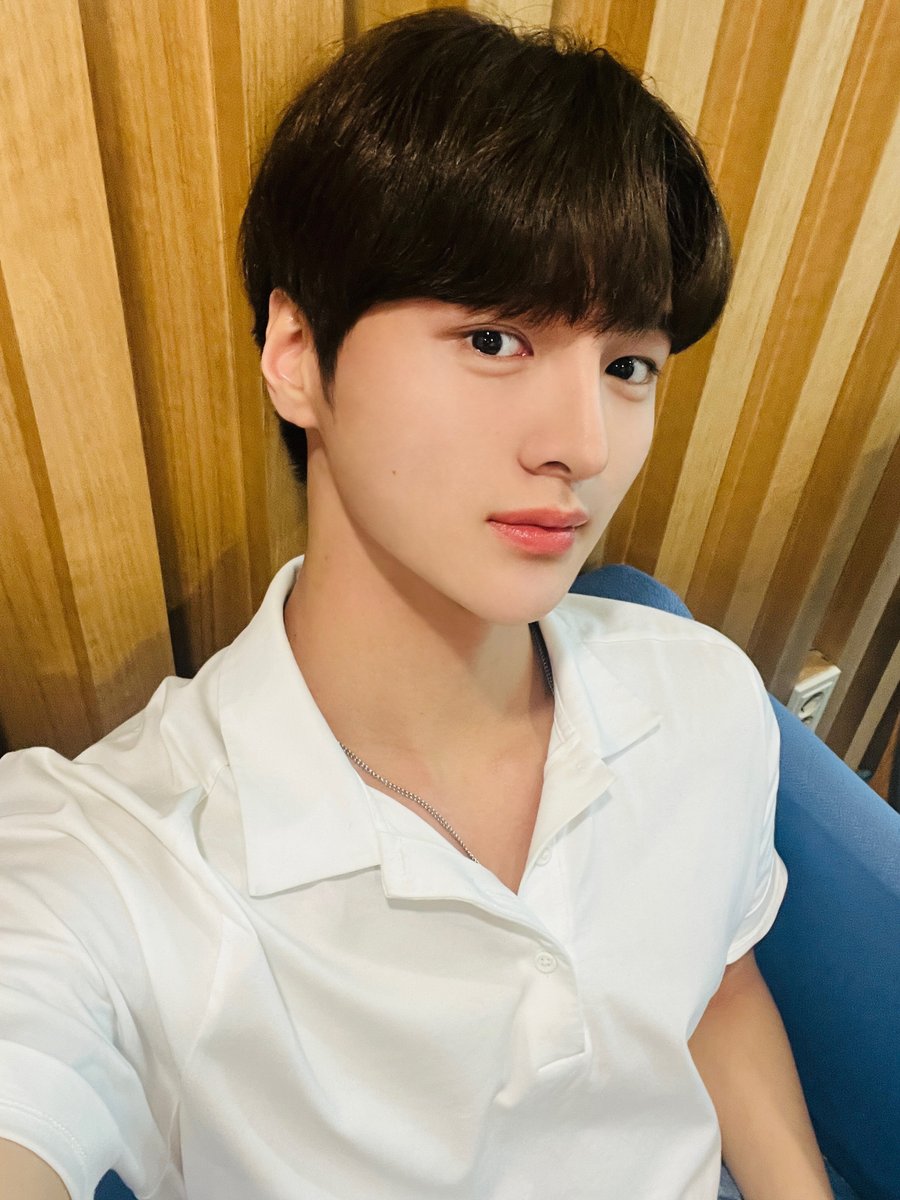 DRIPPIN's tweet photo. [📺] #DRP_ON

잠시 후 8:30 PM SBS 파워FM #권은비의영스트리트
#차준호 가 출연합니다.

아녀하세요 드리밍 DJ차차이미다
네 영스트리트 금방 준비해드리게습니다

나나나나나 나 나나나나 나나 🐶🎧
 
#DRIPPIN #드리핀 https://t.co/GZPfWidHGb