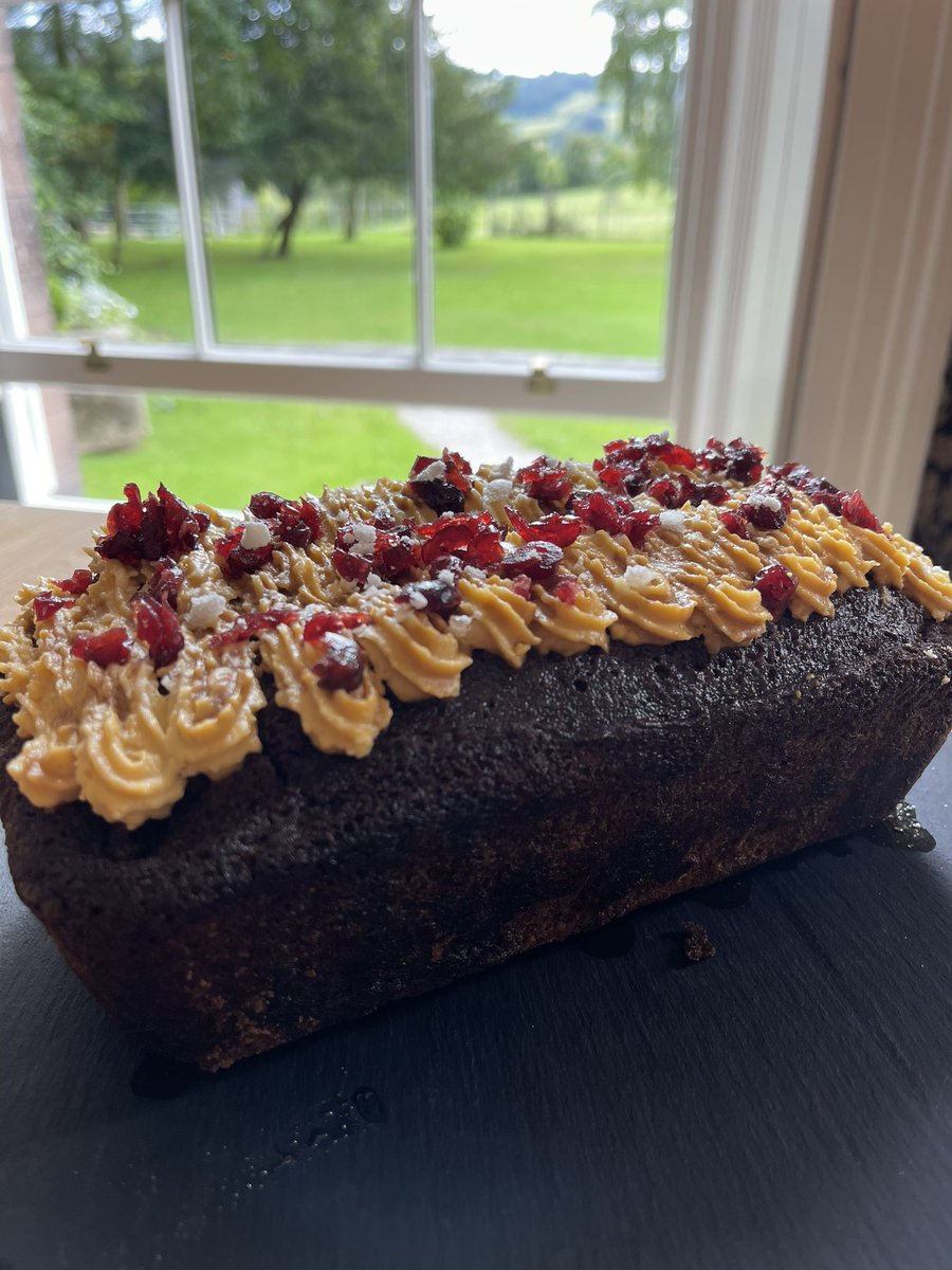 Ginger & Nutmeg cake with black treacle frosting 🖤🤎 #oakhillcromford #callforcake #todayscake #cake #visitus #morningcoffee #coffeetime #cuppa #visitpeakdistrict #derbyshiredining #cuppatea #cromford #derbyshire