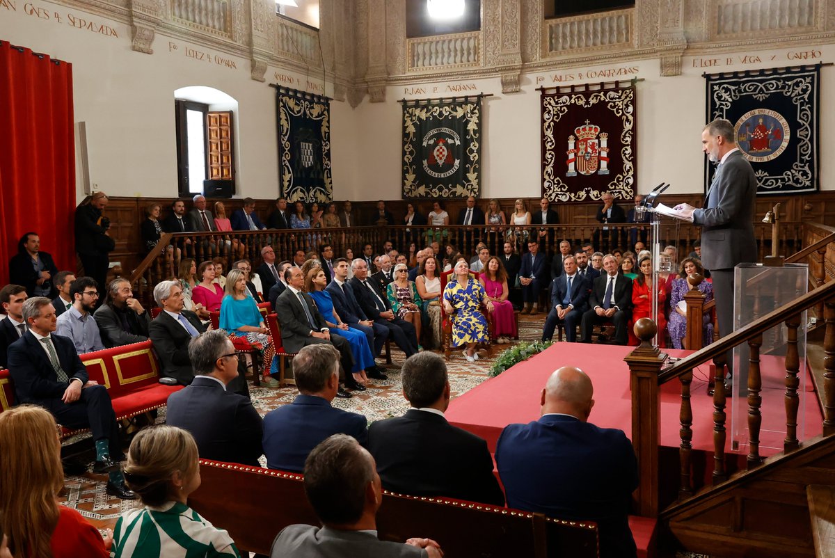 sanidadgob's tweet photo. 📷El ministro @sanidadgob, @jose_minones, acompaña esta mañana a SM el Rey en el acto de entrega a Ana Fernández-Sesma del VI Galardón #CaminoReal, otorgado por el Instituto Franklin de la Universidad de Alcalá @UAHes 

ℹ️ https://t.co/cAp0ojf54x

©️ @CasaReal https://t.co/h1PZrYFPMN
