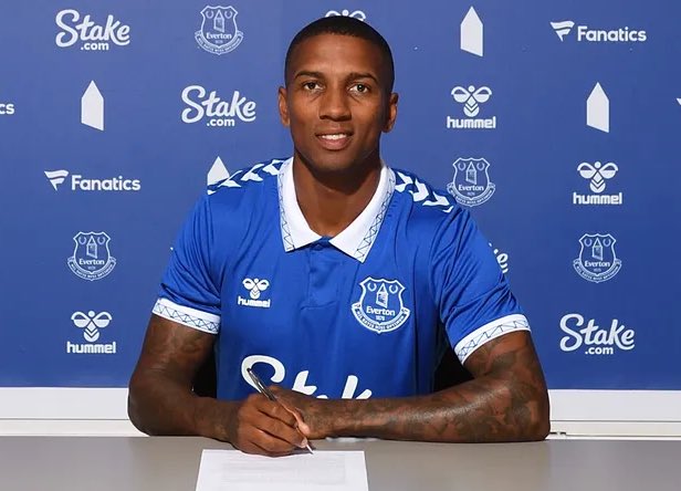 FabrizioRomano's tweet photo. Official, confirmed. Ashley Young being unveiled as new Everton player. 🔵✔️

One year deal signed two days ago. https://t.co/p13CwADH0G