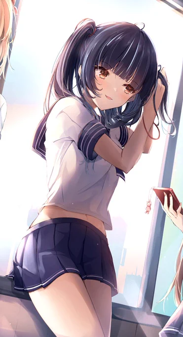髪を結ぶクラスメイト