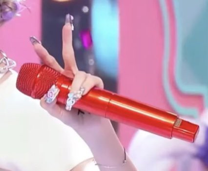 performerDARA's tweet photo. The POWER she truly holds. Orange microphone you'll forever be superior.

SANDARA AT MCOUNTDOWN
#WelcomeToSandaraPark #FESTIVAL https://t.co/fQ1DtHKONW