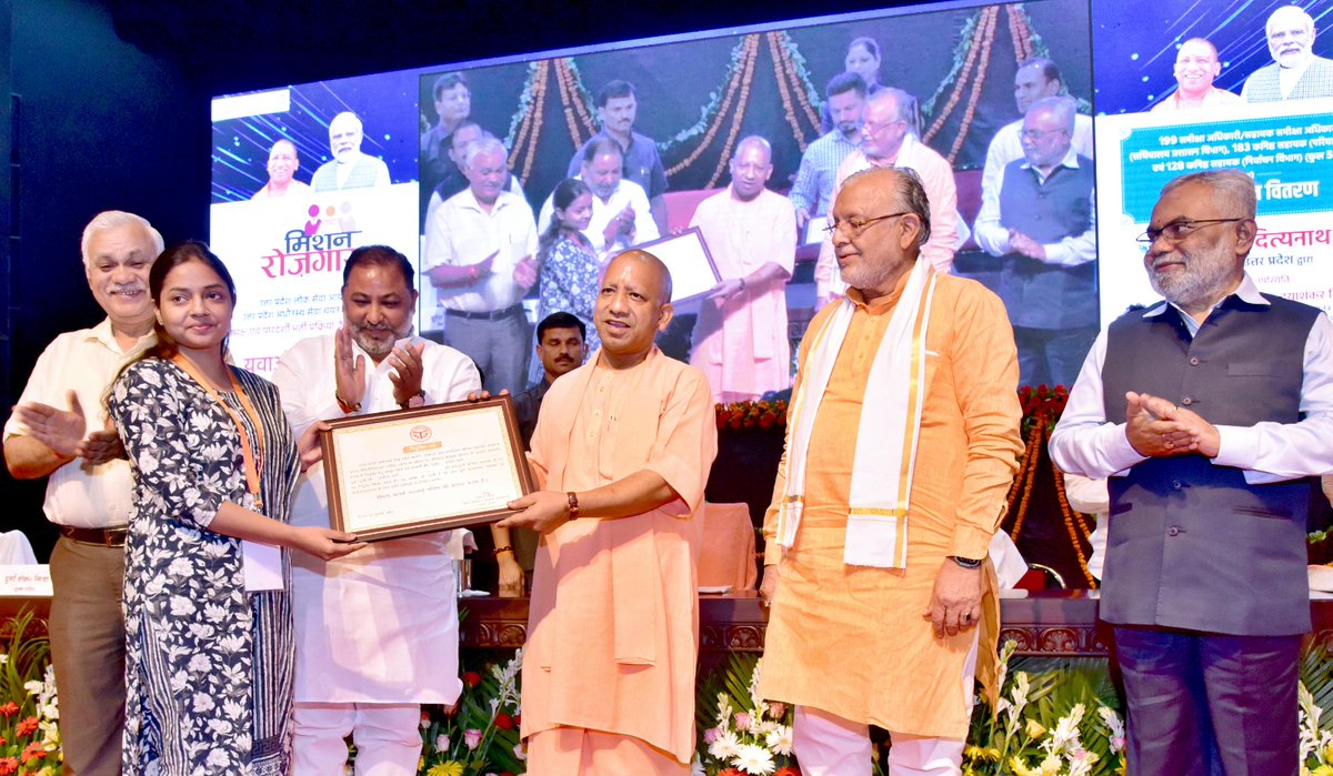 CMOfficeUP's tweet photo. #UPCM @myogiadityanath ने आज जनपद लखनऊ में उत्तर प्रदेश लोक सेवा आयोग एवं उत्तर प्रदेश अधीनस्थ सेवा चयन आयोग द्वारा निष्पक्ष एवं पारदर्शी भर्ती प्रक्रिया के अंतर्गत चयनित 199 समीक्षा अधिकारी/सहायक समीक्षा अधिकारी (सचिवालय प्रशासन विभाग), 183 कनिष्ठ सहायक (परिवहन विभाग) एवं 128 कनिष्ठ सहायक (निर्वाचन विभाग) (कुल 510) को नियुक्ति पत्र वितरित किया।

मुख्यमंत्री जी ने कार्यक्रम को सम्बोधित करते हुए कहा कि प्रदेश में पूर्ण निष्पक्षता एवं पारदर्शी प्रक्रिया से युवाओं का सरकारी नौकरी में चयन किया जा रहा है। विगत 06 वर्षों में अब तक लगभग 06 लाख युवाओं की सरकारी नौकरी में भर्तियां सम्पन्न हुई हैं।