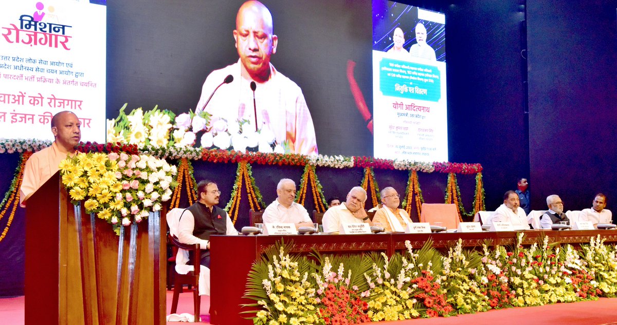 CMOfficeUP's tweet photo. #UPCM @myogiadityanath ने आज जनपद लखनऊ में उत्तर प्रदेश लोक सेवा आयोग एवं उत्तर प्रदेश अधीनस्थ सेवा चयन आयोग द्वारा निष्पक्ष एवं पारदर्शी भर्ती प्रक्रिया के अंतर्गत चयनित 199 समीक्षा अधिकारी/सहायक समीक्षा अधिकारी (सचिवालय प्रशासन विभाग), 183 कनिष्ठ सहायक (परिवहन विभाग) एवं 128 कनिष्ठ सहायक (निर्वाचन विभाग) (कुल 510) को नियुक्ति पत्र वितरित किया।

मुख्यमंत्री जी ने कार्यक्रम को सम्बोधित करते हुए कहा कि प्रदेश में पूर्ण निष्पक्षता एवं पारदर्शी प्रक्रिया से युवाओं का सरकारी नौकरी में चयन किया जा रहा है। विगत 06 वर्षों में अब तक लगभग 06 लाख युवाओं की सरकारी नौकरी में भर्तियां सम्पन्न हुई हैं।