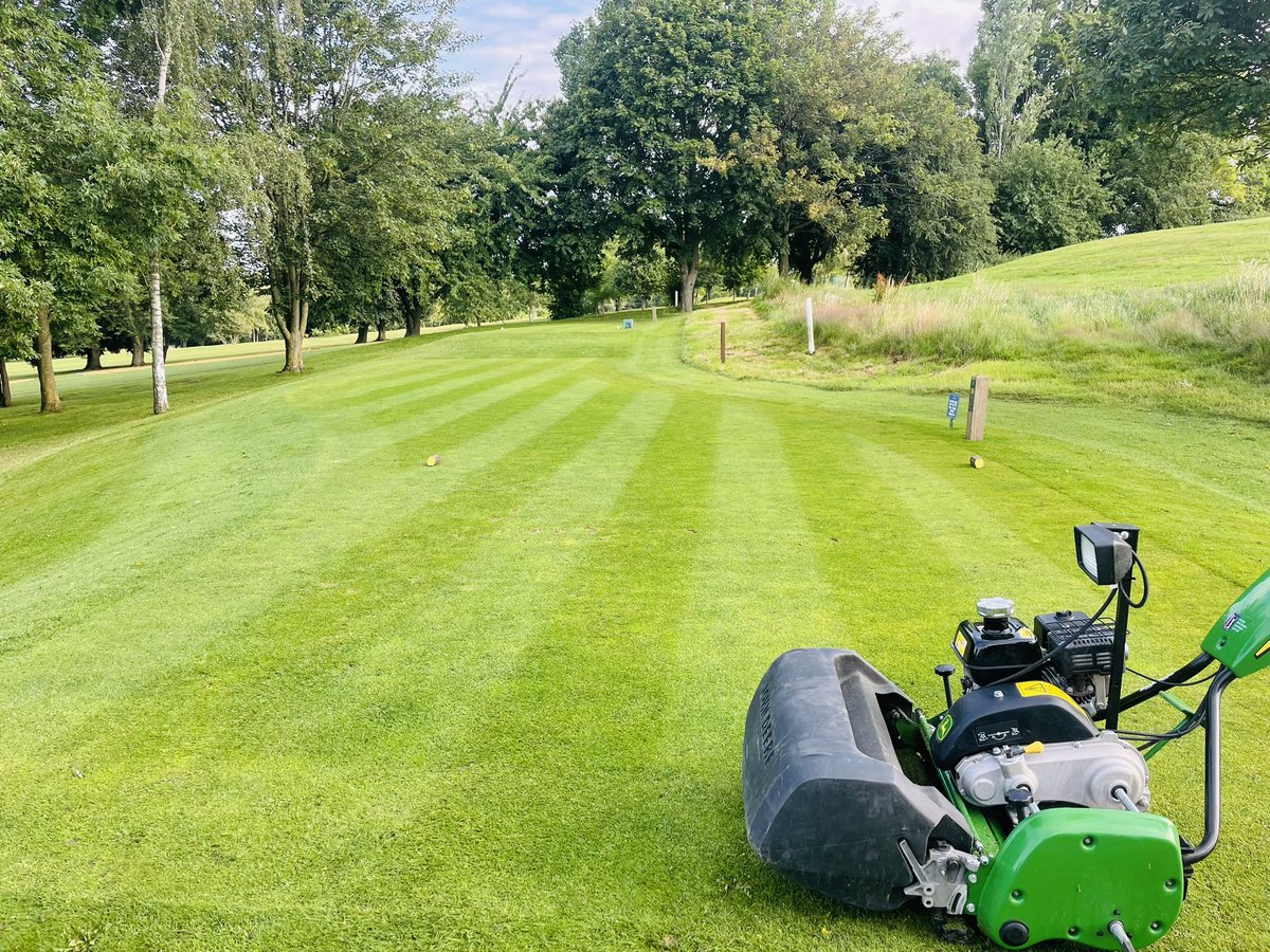 GolfLutterwort1's tweet photo. Got to love a deer.
Great hand mower nice sharpe stripes. @FarolTurf @JacobShellis https://t.co/WDbHguJ38Y
