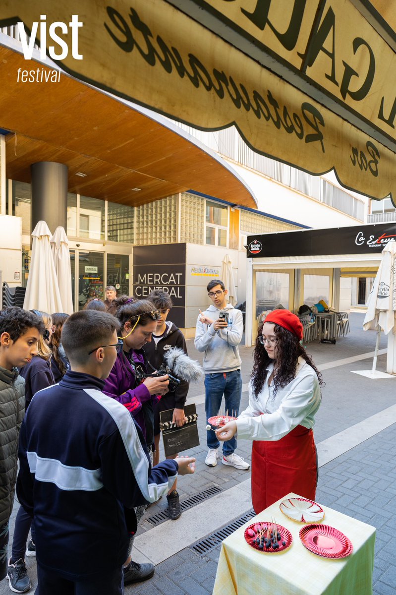 Els i les protagonistes de #VistExpress 🎥⏱ ja han canviat les motxilles pels trages de bany. 

Però un any més és una de les activitats amb més èxit 😂🎬

📸 La Mary Posa Fotografia 

#vistfestivals #VIST #festivaldecine #Vilareal #festivalvist #Vist2023