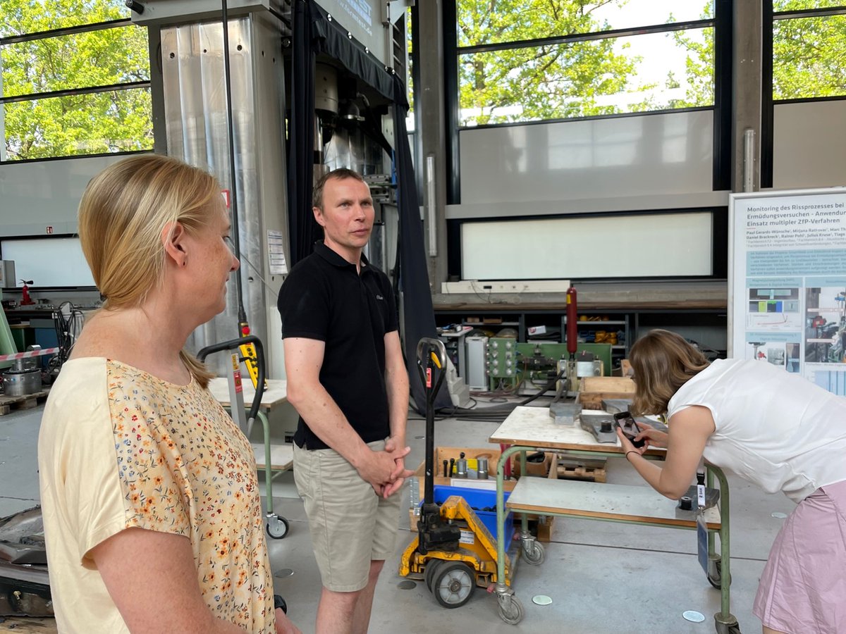 BAMResearch's tweet photo. Diese Woche hat uns das Team #Forschungskoordination @bfrde besucht & Einblicke in unsere Forschung zu sicheren #Windenergieanlagen + #Materialschutz bzw. Wechselwirkungen mit der Umwelt erhalten. Danke für den inspirierenden Austausch! 😃👍 #Wissenstransfer #Materialforschung https://t.co/Mk4dPnsuog