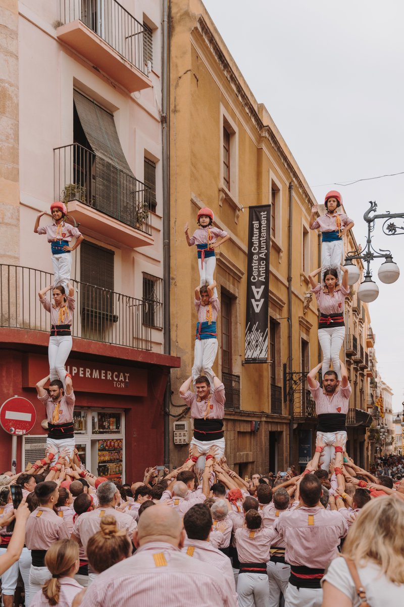xiquetstgn's tweet photo. També vam descarregar dos pilars de 5 i tres pilars de 4!

Un plaer acostar i compartir els valors dels castells amb les persones visitants!

#TGNCiutatCastells @TGNcultura @TGNturisme https://t.co/1pTShaY6tW