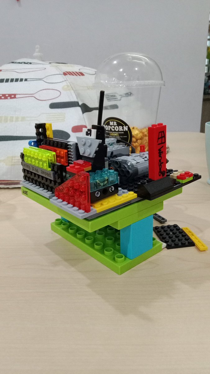 DarkKateRoblox's tweet photo. Lego computer https://t.co/uXqgKeNg00