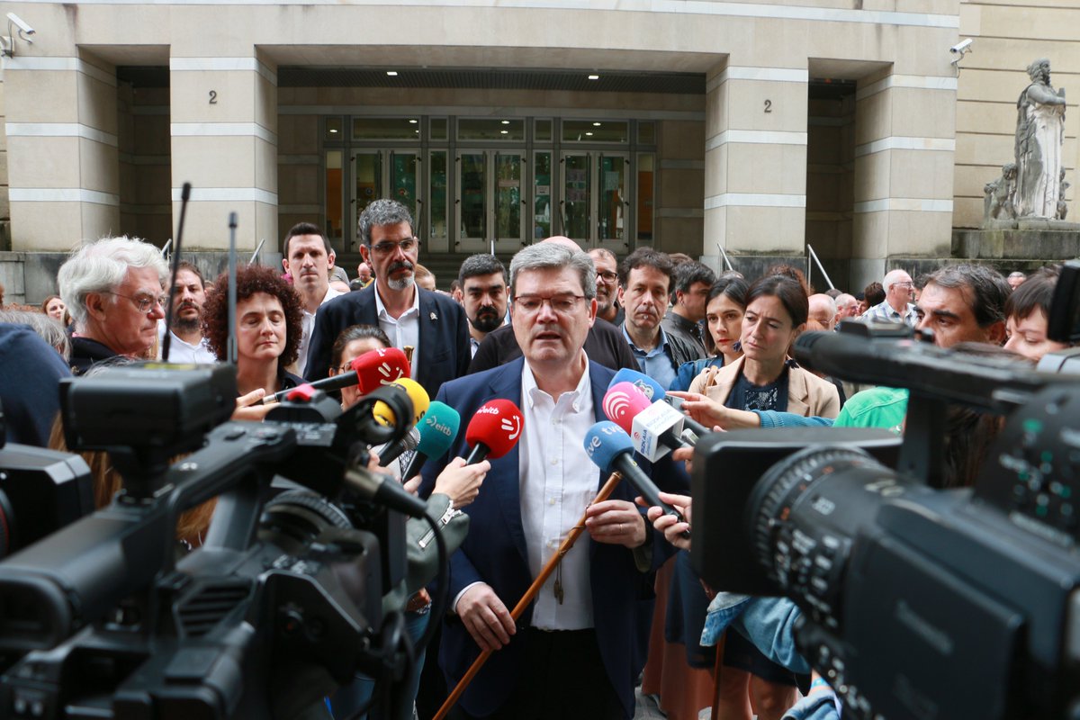 📷 Ana Esther Furundarena burukidea bertan zelarik, <a href="/eajpnv/">EAJ-PNV</a>-ren ordezkaritza anitz eta zabal batek parte hartu du <a href="/kontseilua/">Euskalgintzaren Kontseilua</a>-k Espainiako Konstituzio Auzitegiak Udal Legearen aurka emandako epaia salatzeko deitu duen ekitaldian.