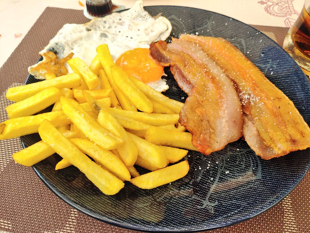 #HuevosFritos 🍳, #Panceta 🥓 y #PatatasFritas. Esto es comer bien y lo demás son tonterías... En el restaurante del Aeródromo de Mutxamel, en #Alicante. 12-07-23 😋 🍽️ 🛬 #Aeroclub #Restaurante #Comida #CocinaEspañola #Mutxamel #LEMU🍴