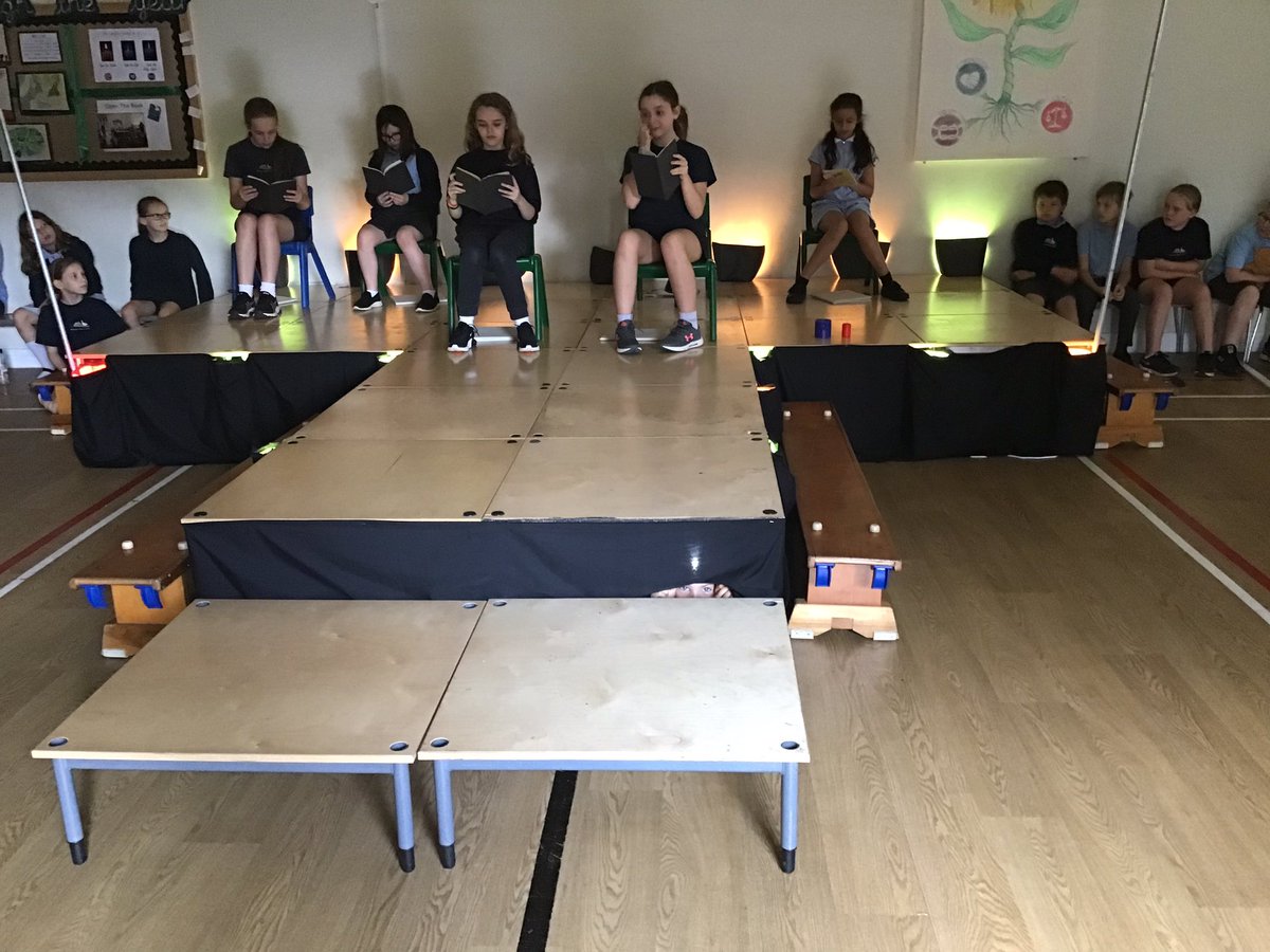 Stage light problems for the school play? No problem! Our year 5 lighting technician has used our crumble kits and sparkle matrix to make some 💡 Rehearsals are in full swing… I wonder if you can spot him under the stage controlling the lights? @RedfernElec #crumble #coding