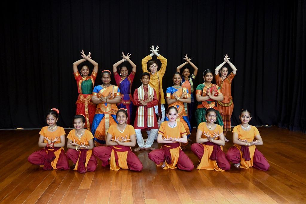 ¿Conoces Kalasangam? Es una escuela de danza dirigida por la bailarina Mónica de la Fuente. Ofrece clases regulares de Danza Clásica Bharata Natyam para todas las edades estructuradas por niveles. En breve compartiremos los horarios del curso 23/24.