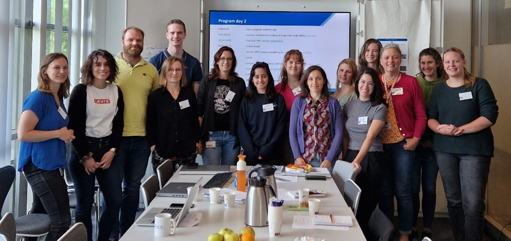 NeuroD_Lab_LUMC's tweet image. CureQ workshop - iPS cell training: From fibroblast to neuronal culture

Last week @NeuroD_Lab_LUMC @GlobalLumc  organised a workshop on using iPSCs. A total of 13 participants from 6 different institutes followed a mixture of lectures and practical training sessions.