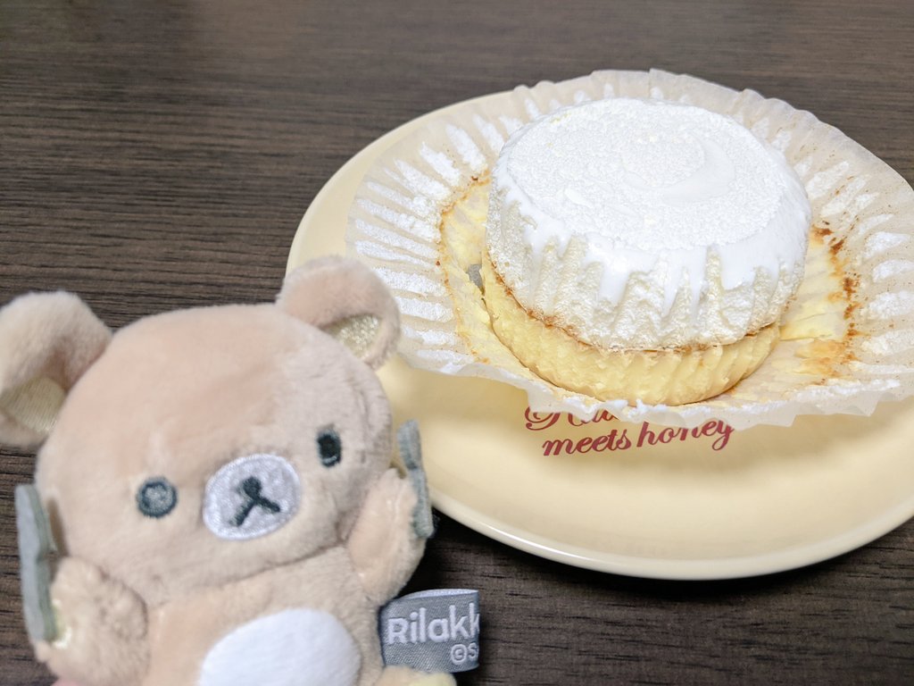van_ragi12's tweet photo. ローソンの復刻バスチー✨
クリーム乗ってパワーアップして帰ってきた！期待通りめっちゃ美味しいぃぃ(⁠*⁠´⁠ω⁠｀⁠*⁠)
これは毎日でも食べられるやつ…！
#ぬい撮り
#ラギのスイーツ日記 https://t.co/bSirnytk1B