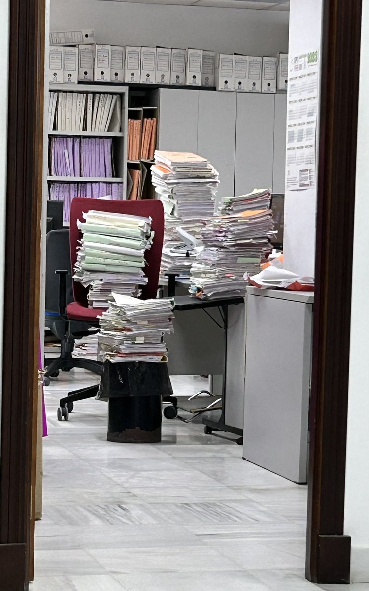 En los juzgados ya no quedan mesas donde poner los expedientes y hay que usar papeleras. 

Esto es una vergüenza <a href="/justiciagob/">Ministerio de la Presidencia, Justicia y R. Cortes</a> <a href="/desdelamoncloa/">La Moncloa</a>