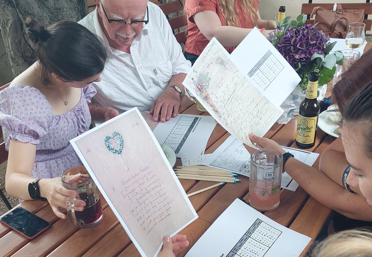 LBriefarchiv's tweet photo. Beim gestrigen #Liebesbriefstammtisch konnten unsere #CitizenScientists #Liebesbriefe in #Kurrent und #Sütterlin erforschen - von unseren Liebesbriefforscher*innen viel gewünschtes Thema! Dazu gabs Schreibüngen in der alten #Handschrift - mit Feder+Tinte als #Überraschung 💌🪶 https://t.co/bENAdjVXHz