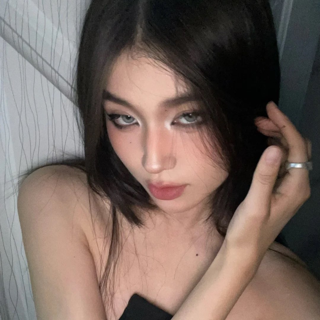 ⠀

⠀ ⠀ ⠀                     美月
             no matter what i do, the 
             world will forgive me.

⠀