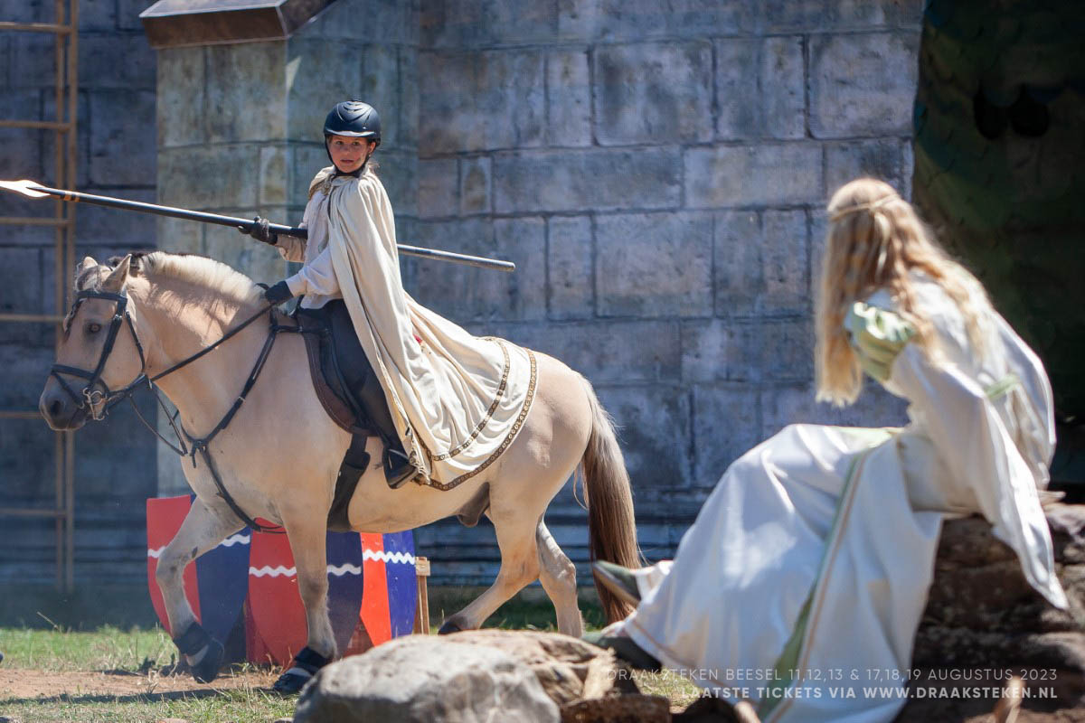 Ook bijna een week later kunnen wij er nog altijd geen genoeg van krijgen!😊De leerlingen van Het Spick maakten er een onvergetelijke opvoering van #Draaksteken de Musical van!🎭Gelukkig won dankzij Sint Joris ook hier het ‘goeje’!✨
Alle foto's📸 draaksteken.nl/beeld/2023/07/…