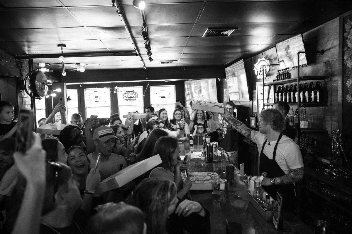 edsheeran's tweet photo. Delivered fresh by Ed! 👨‍🍳 Pittsburgh pizza fun🍕 @calientepdrafth 

📸 @MarkSurridge https://t.co/t6IIfNhEiI