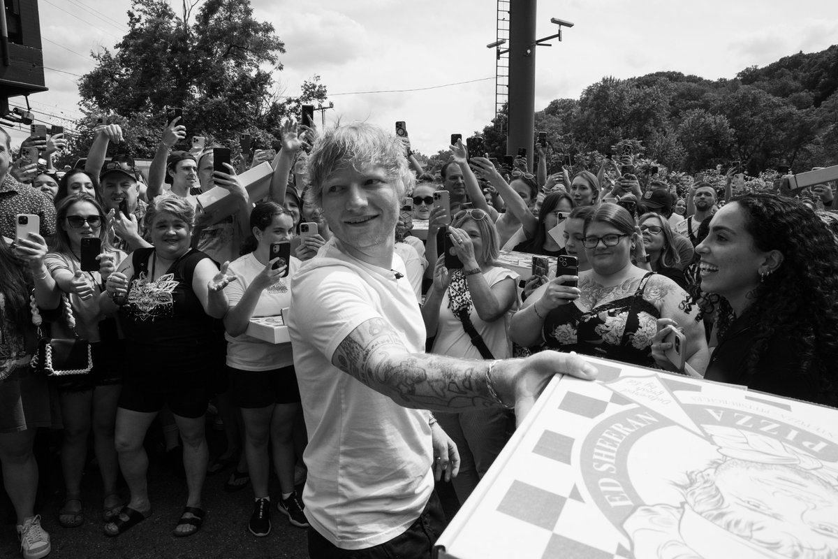 edsheeran's tweet photo. Delivered fresh by Ed! 👨‍🍳 Pittsburgh pizza fun🍕 @calientepdrafth 

📸 @MarkSurridge https://t.co/t6IIfNhEiI