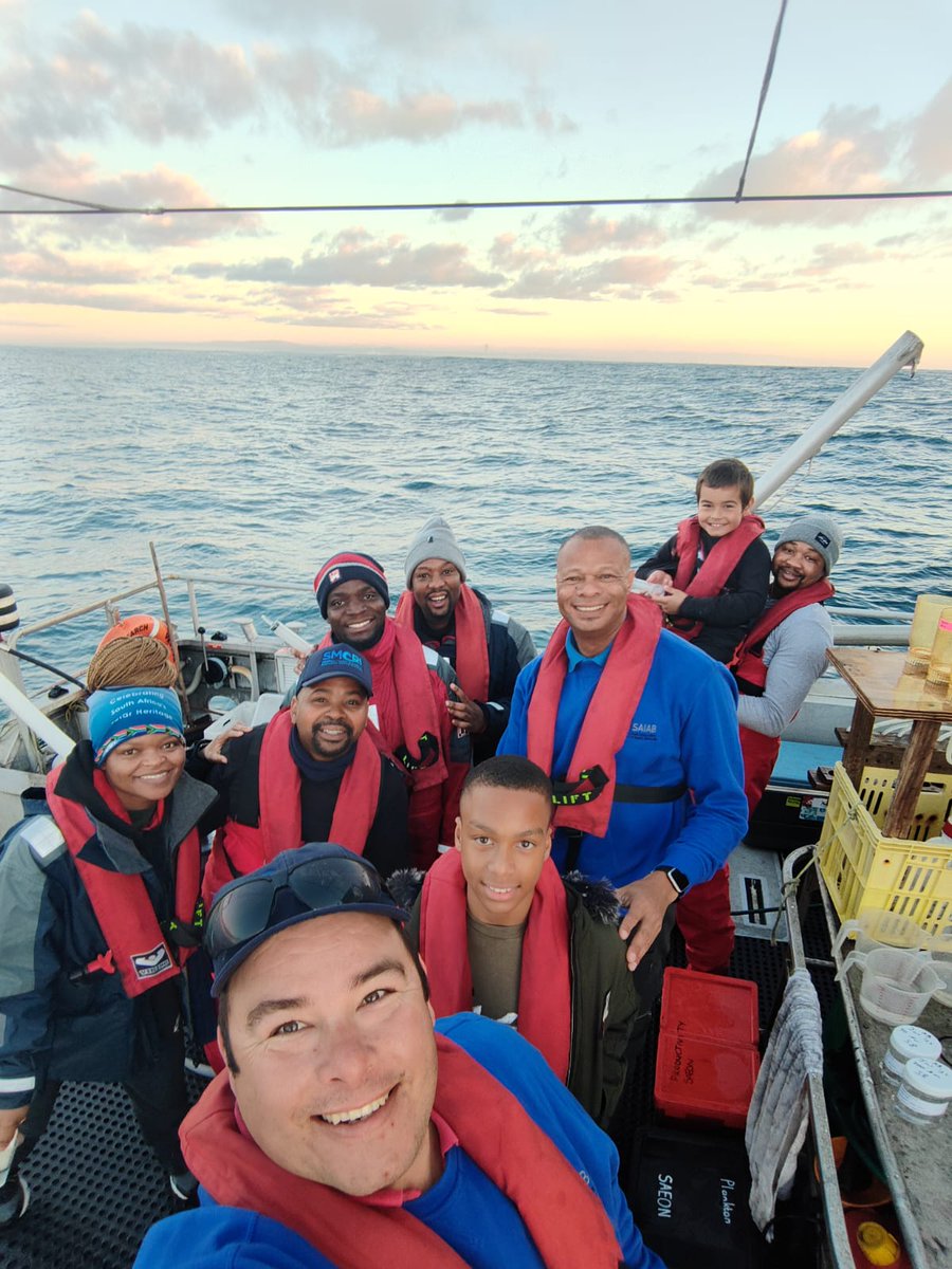 SMCRI_ZA's tweet photo. It's a beautiful day for #marinescience in Algoa Bay. #SMCRI have two teams out at sea. One team carrying out the monthly Pelagic Long-Term Ecosystem Research (PELTER) sampling, including two future scientists, &amp; the other diving to service ADCP moorings.
@dsigovza @Saeonews https://t.co/VtE2Rww4oH
