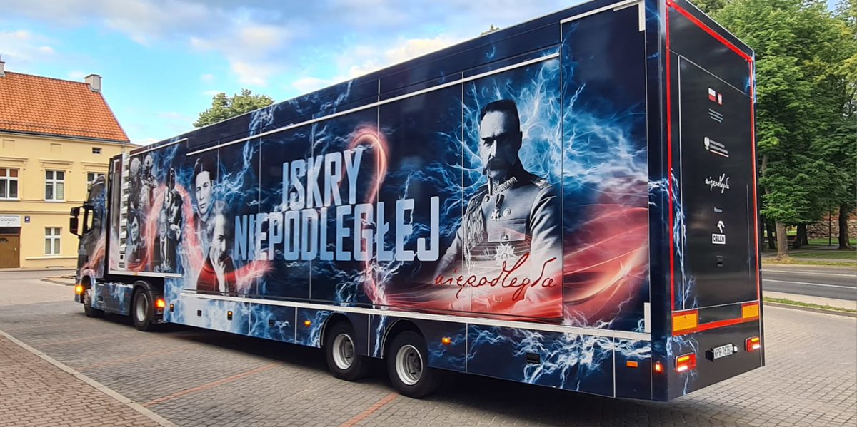 Powiat_Ketrzyn's tweet photo. Od wczoraj na parkingu przy Starostwie @Powiat_Ketrzyn można bezpłatnie zwiedzać mobilne widowisko edukacyjne #Iskry @niepodlegla .
Można ją obejrzeć jeszcze dziś do godz. 18:00 oraz jutro do godz. 16:00. Zapraszamy! https://t.co/4AI3K4a7l1