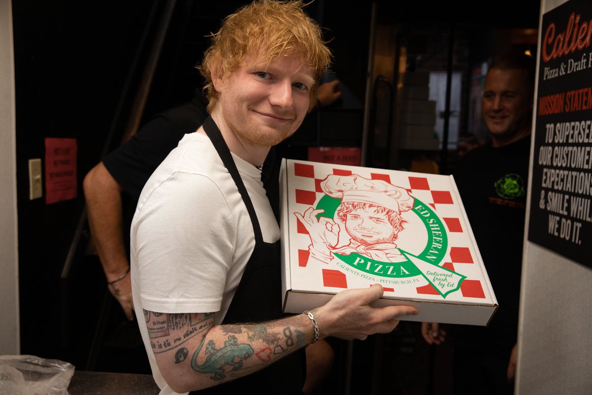 edsheeran's tweet photo. Delivered fresh by Ed! 👨‍🍳 Pittsburgh pizza fun🍕 @calientepdrafth 

📸 @MarkSurridge https://t.co/t6IIfNhEiI