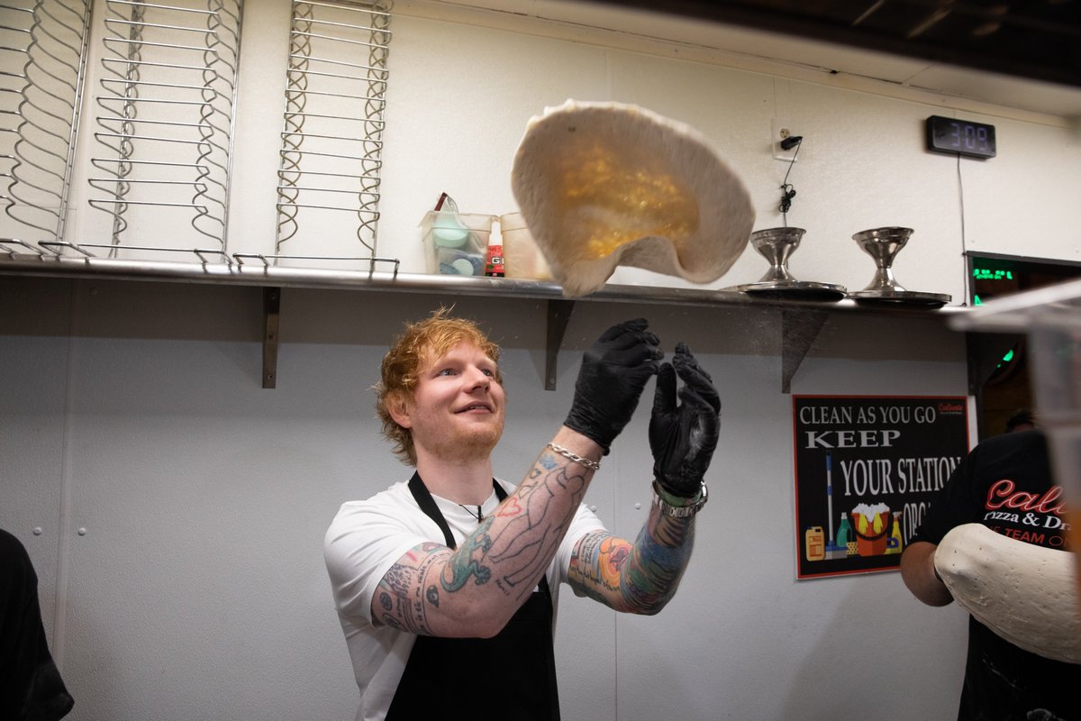 edsheeran's tweet photo. Delivered fresh by Ed! 👨‍🍳 Pittsburgh pizza fun🍕 @calientepdrafth 

📸 @MarkSurridge https://t.co/t6IIfNhEiI