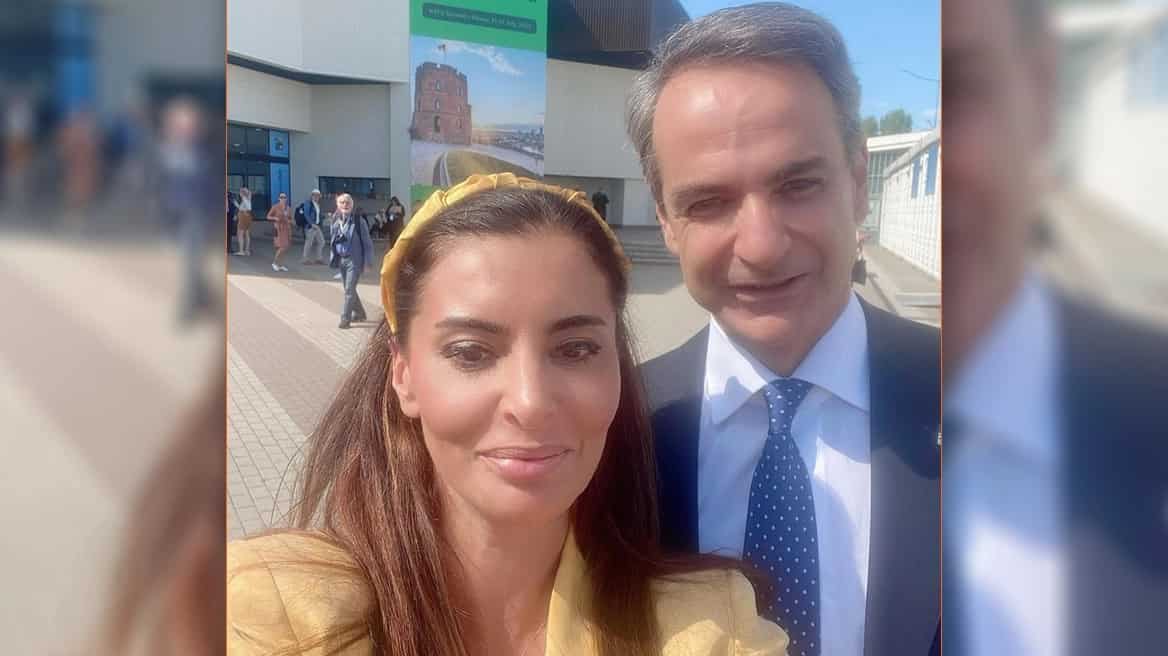 greekcitytimes's tweet photo. Turkish journalist Hande Fırat said in 2022 "don't go to the Greek islands" but this year took a selfie with Mitsotakis https://t.co/8eCemfdoYH https://t.co/EeYKiTEwPb